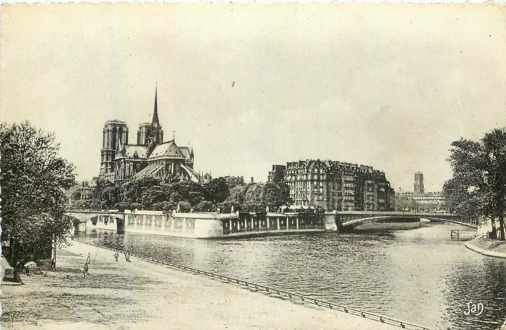Notre-Dame de Paris — vue depuis la Seine — Jan