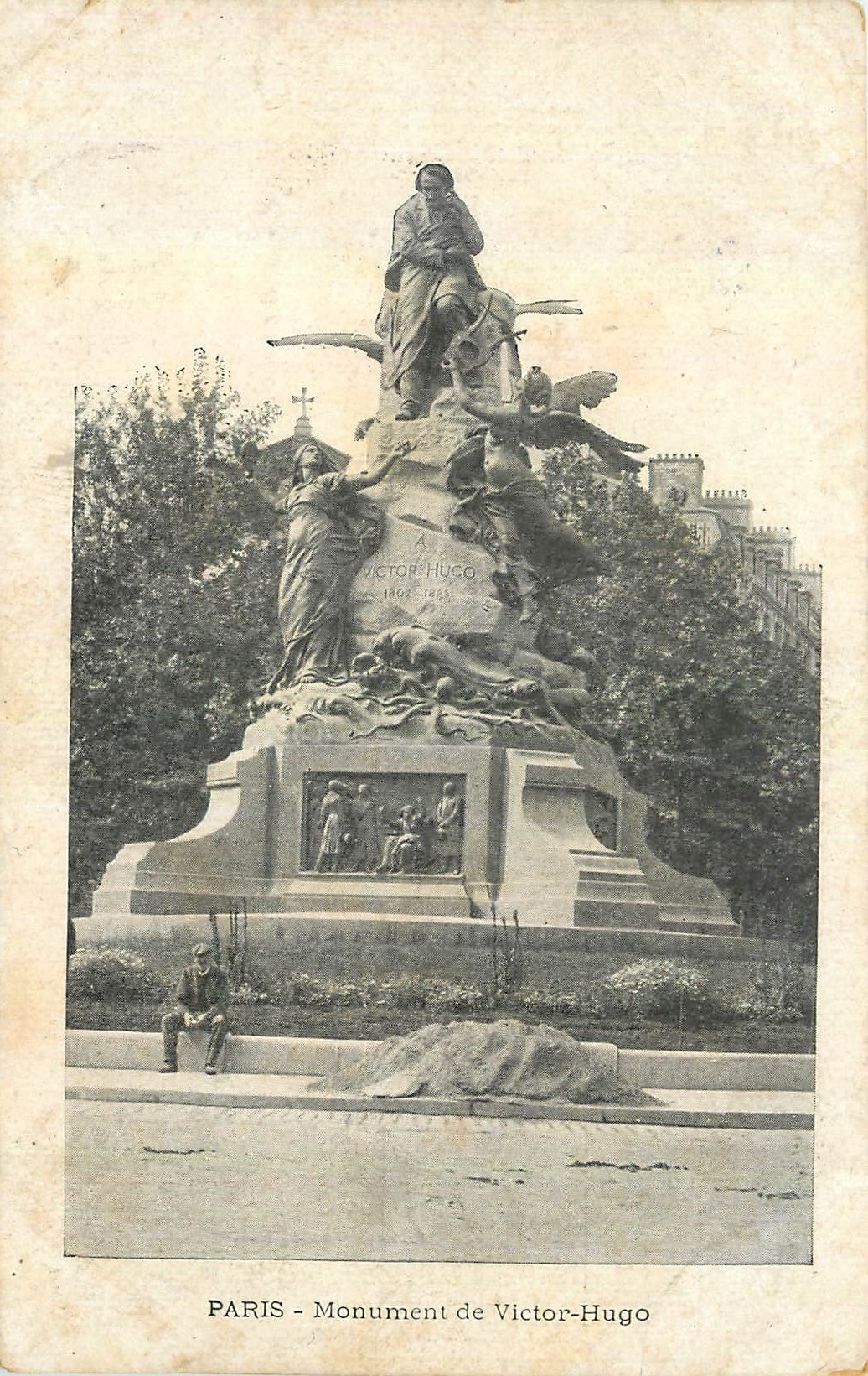 CPA Paris monument de Victor Hugo 