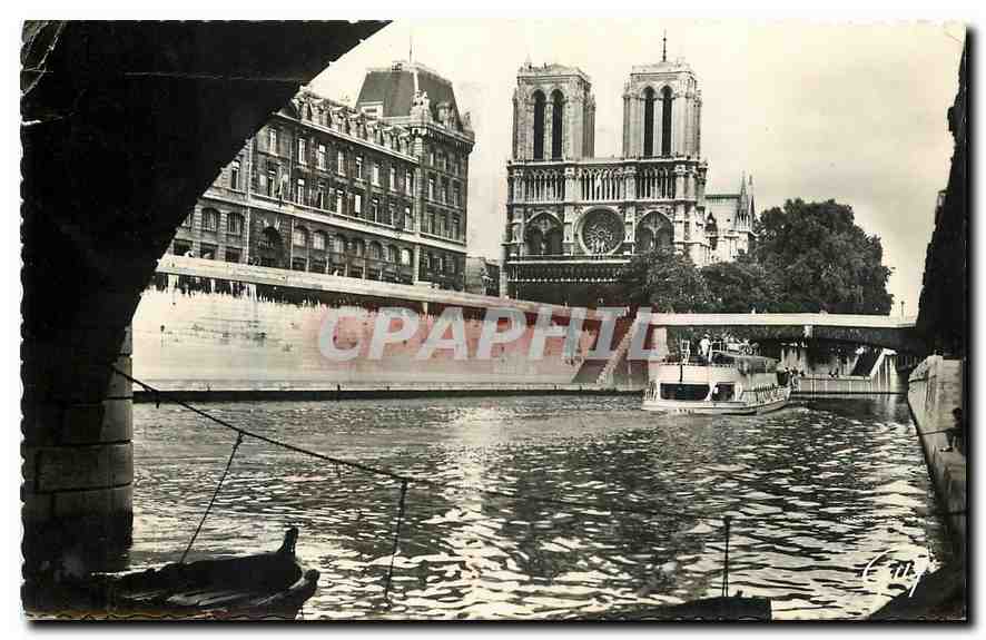 CPA Paris et ses merveilles la Cathedrale Notre Dame vue des bords de la Seine au Petit Pont Bateau