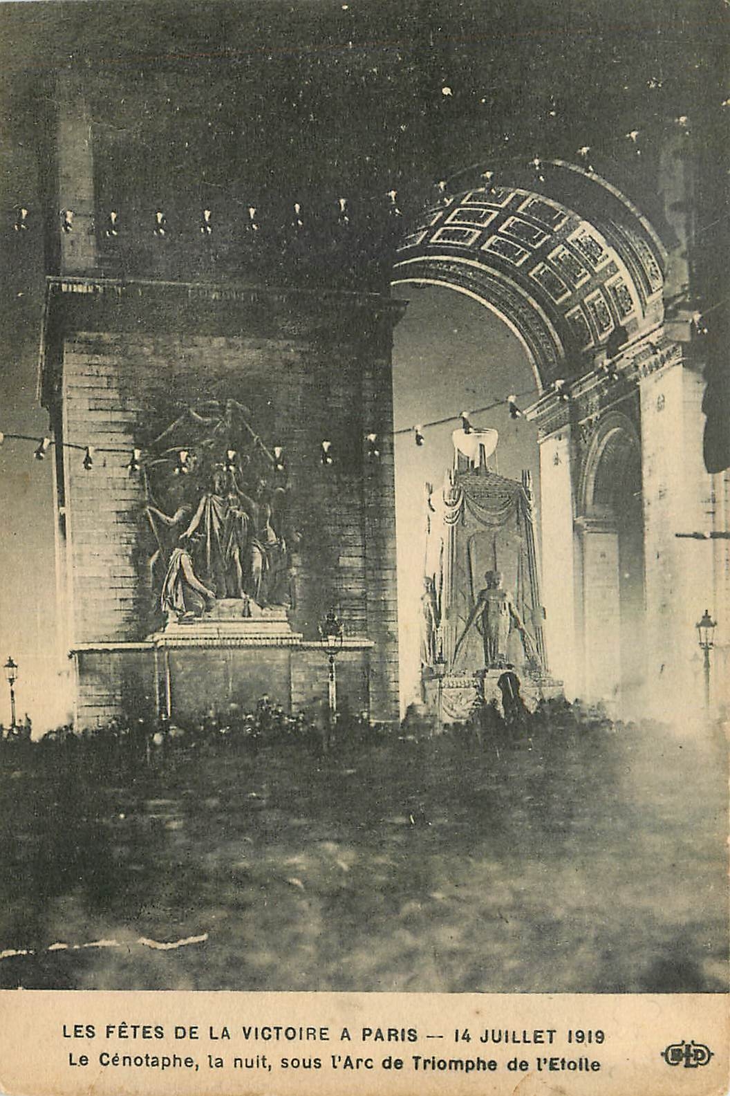 CPA Les Fetes de la Victoire a Paris 14 Juillet 1919 le Cenotaphe la nuit sous l'Arc de Triomphe de 