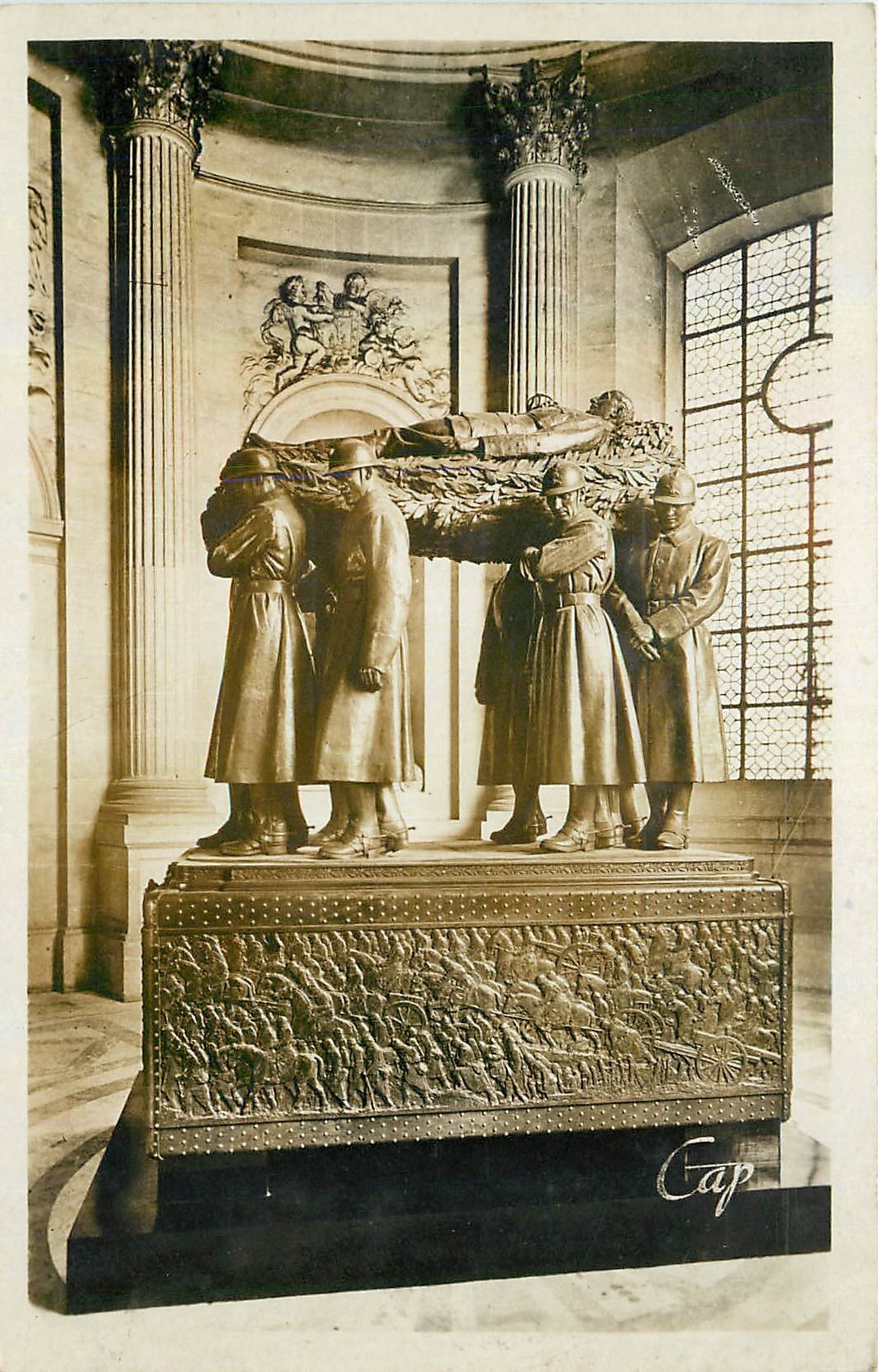 CPA Paris les Invalides Tombeau du Marechal Foch 