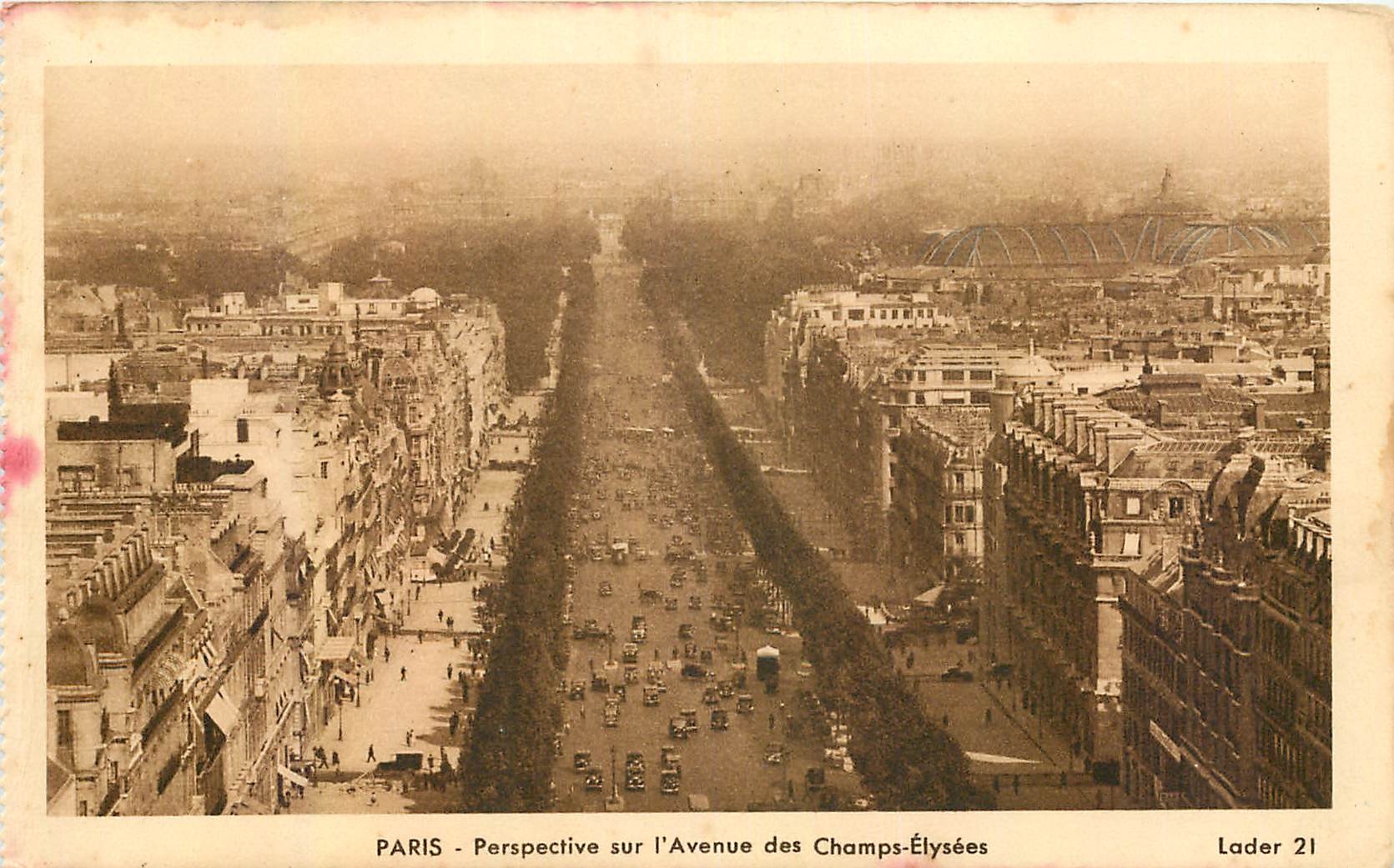 CPA Paris Perspective sur l'Avenue des Champs Elysees 