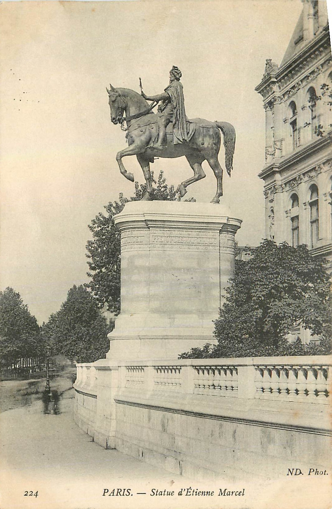 CPA Paris Statue d'Etienne Marcel 