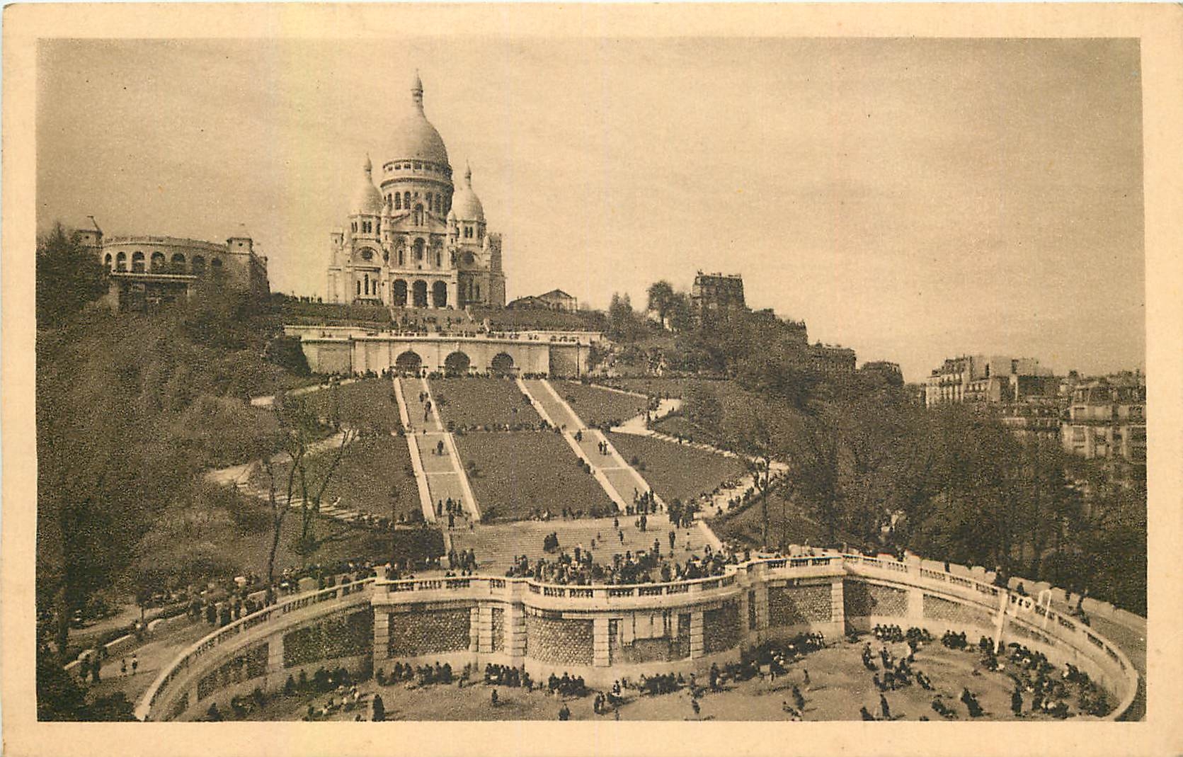 CPA Paris en flanant Le Sacre Coeur de Montmartre et l'escalier monumental 