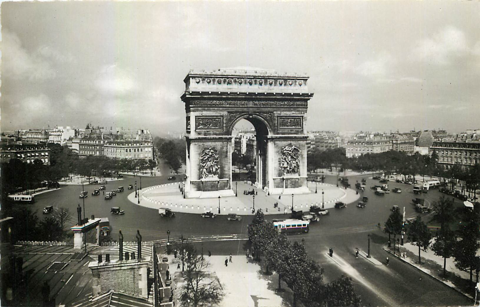 CPA Paris L'Arc de Triomphe et Place de L'Etoile 