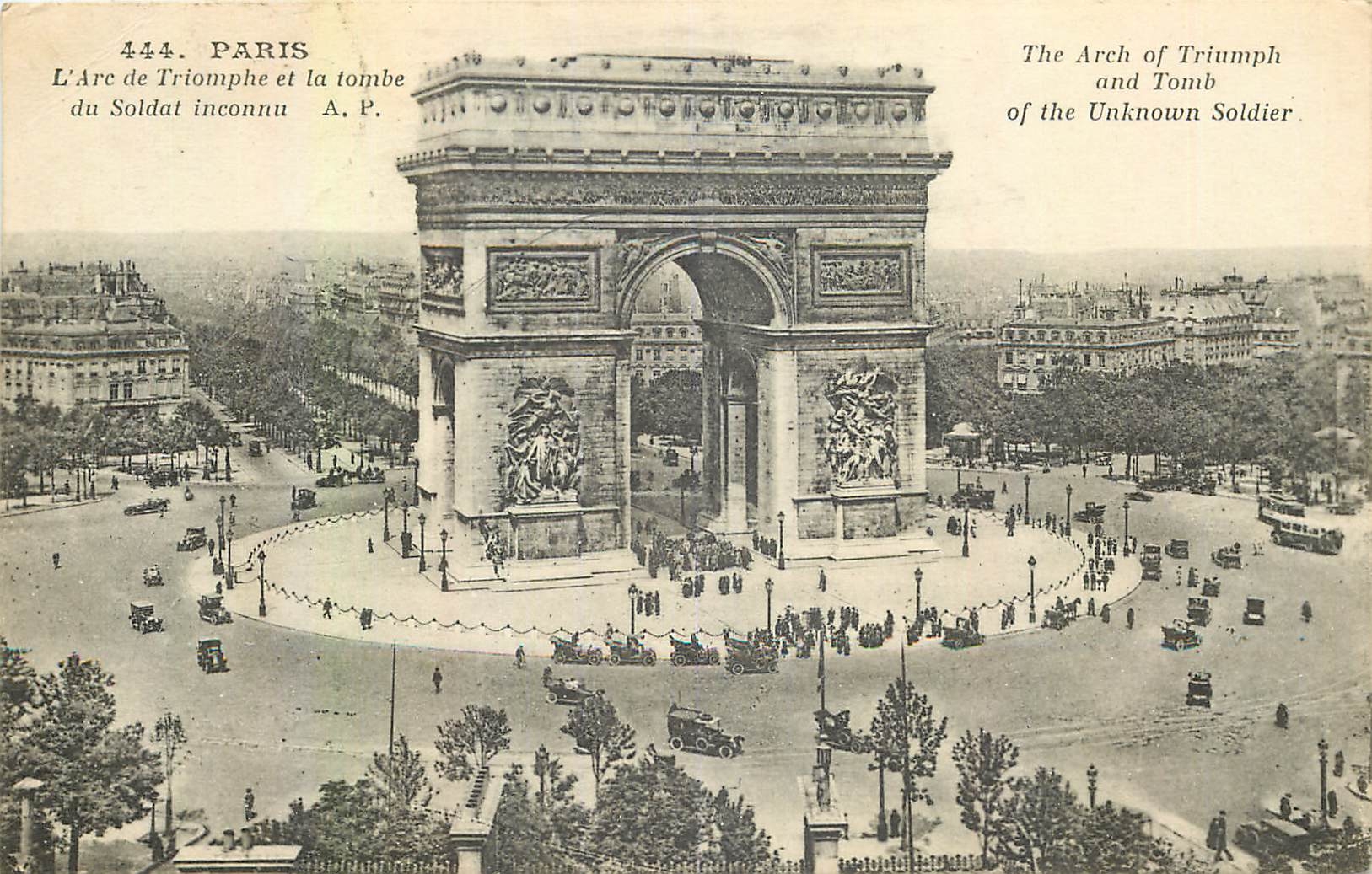 CPA Paris L'Arc de Triomphe et la tombe du Soldat inconnu 
