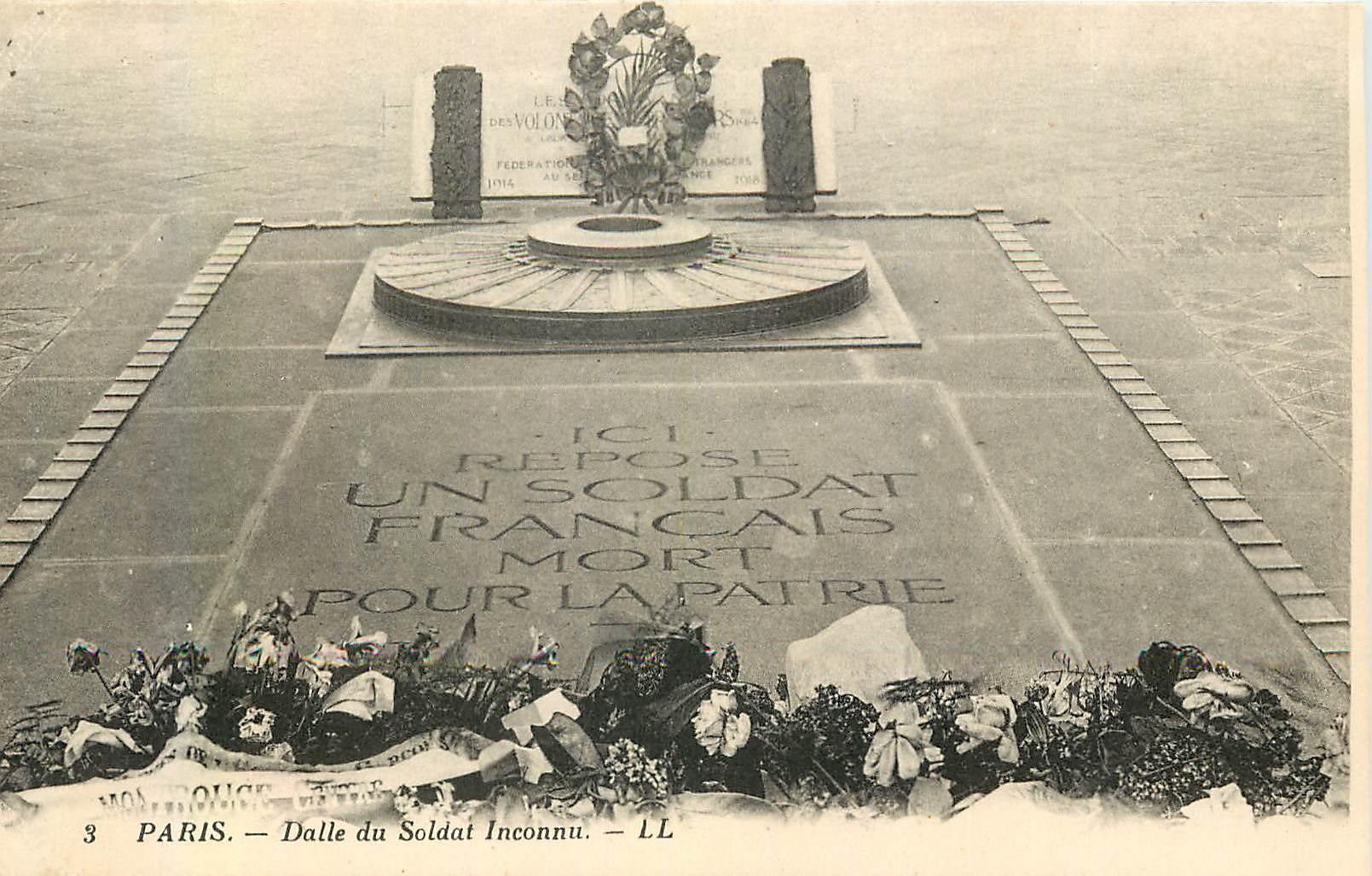 CPA Paris Dalle du Soldat Inconnu 