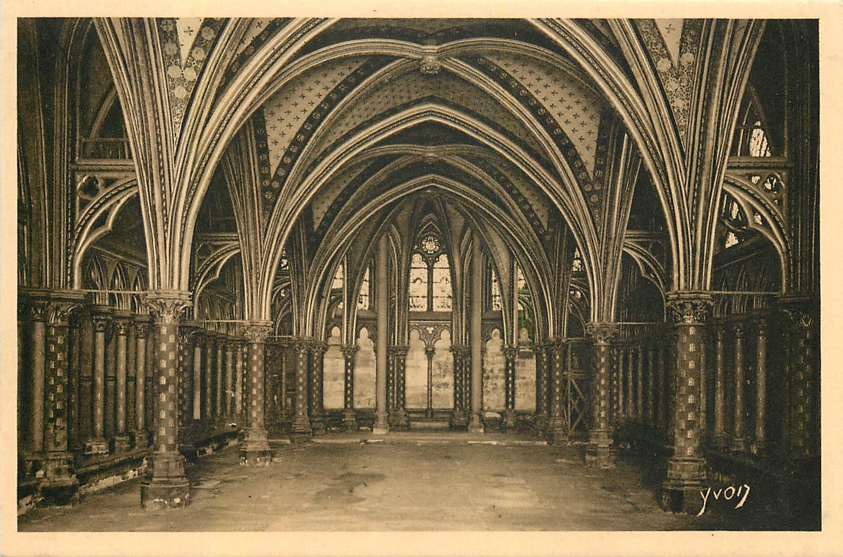 CPA Paris en flanant La Sainte Chapelle Interieur de la Chapelle Basse 