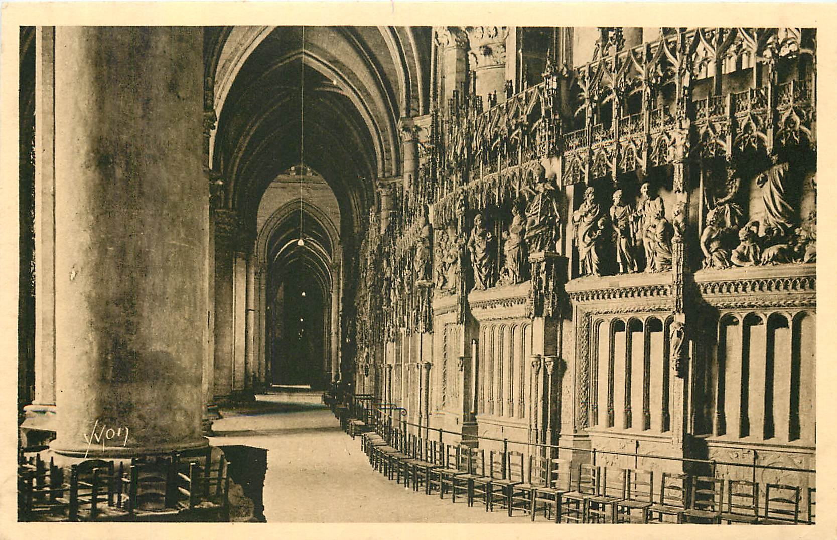 CPA La Douce France Chartres Interieur de la Cathedrale Le Deambulatoire 