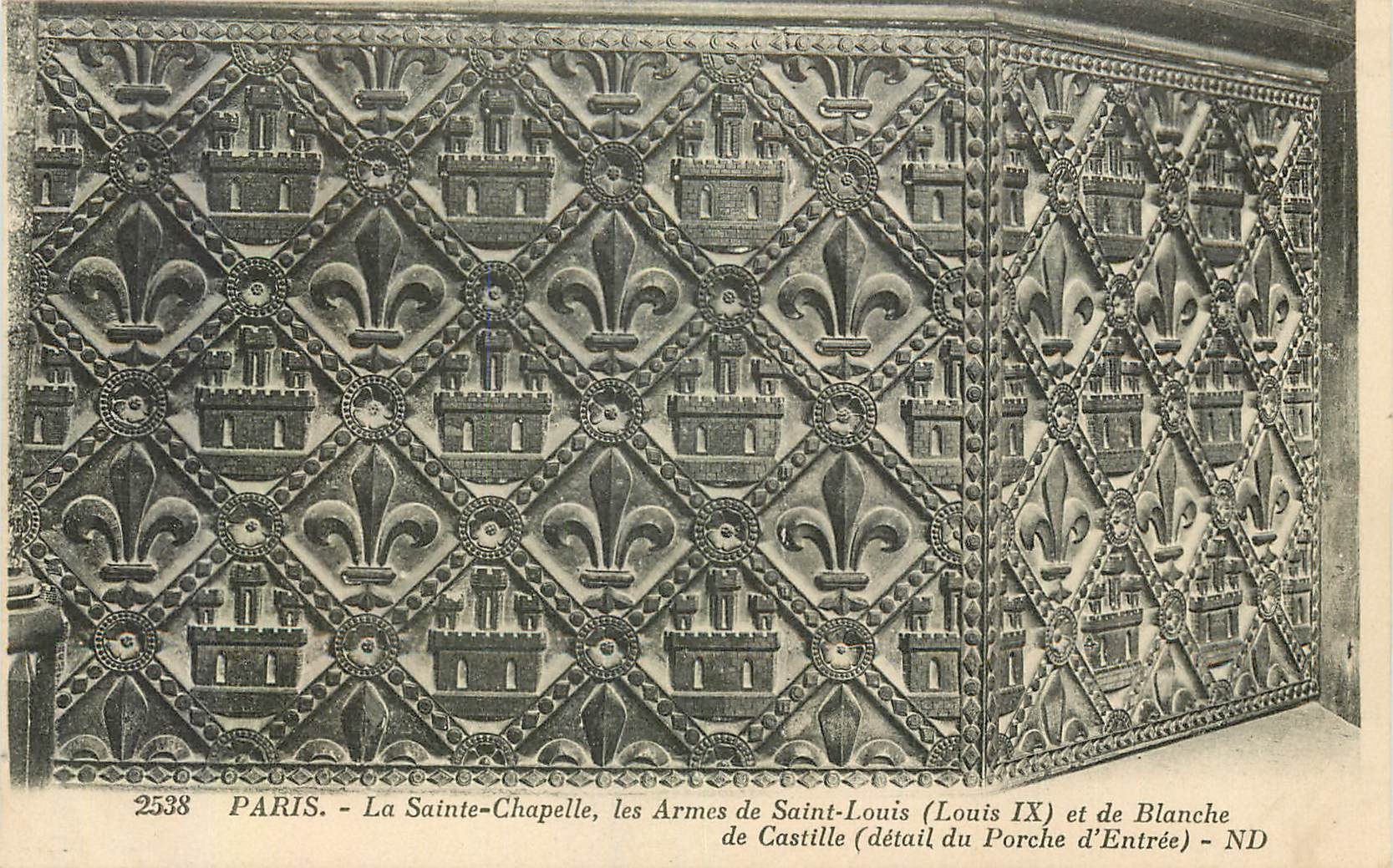 CPA Paris La Sainte Chapelle les Armes de Saint Louis et de Blanche de Castille detail du Porche d'E