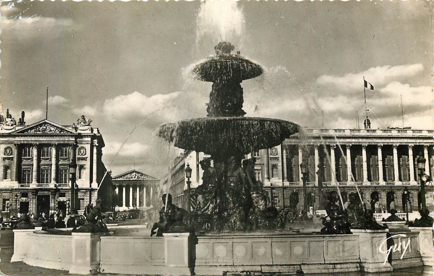 CPA Paris et ses Merveilles Fontaine de la Place de la Concorde a gauche l'hotel Grillon au fond l'E