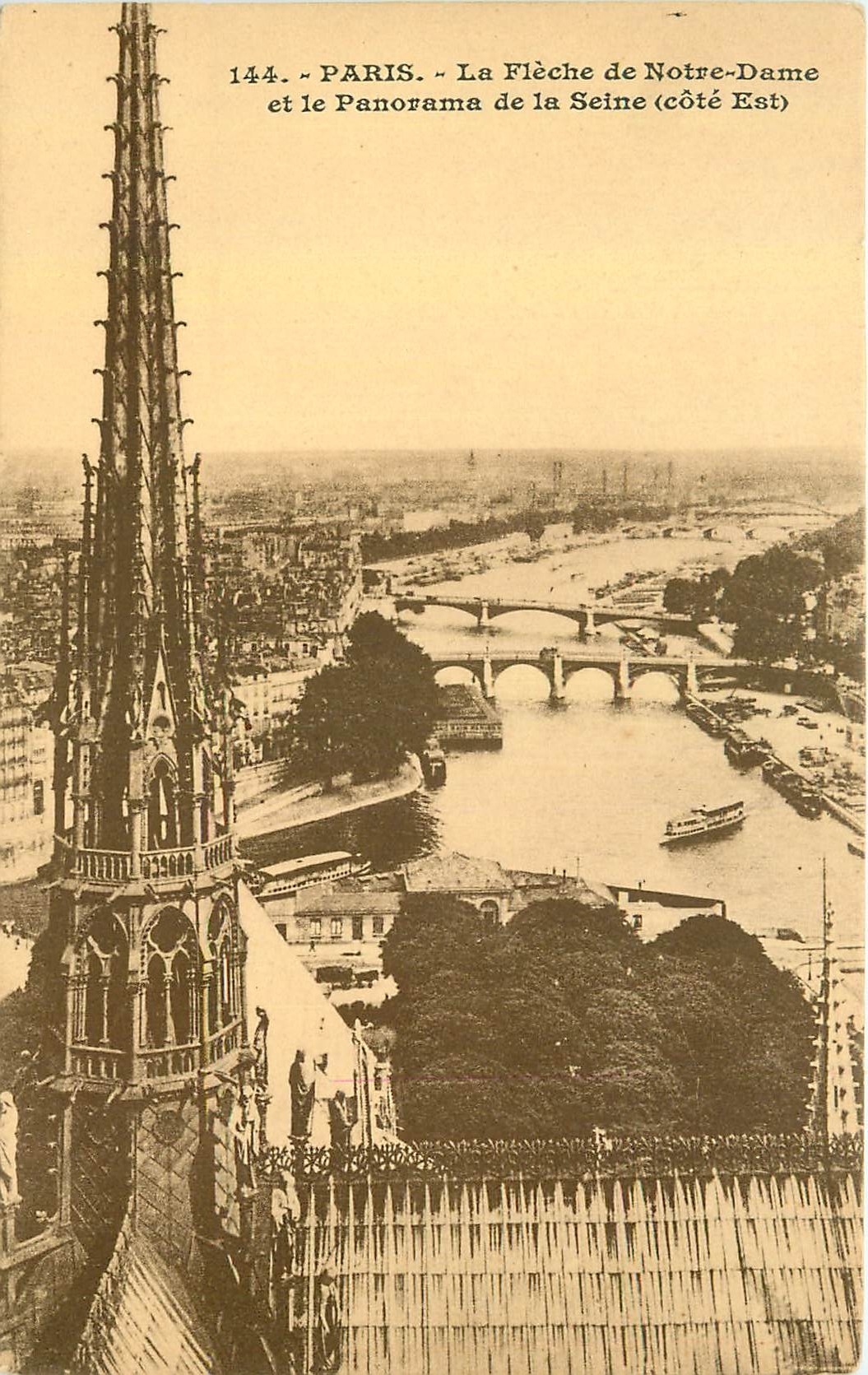 CPA Paris la Fleche de Notre Dame et le Panorama de la Seine cote est 