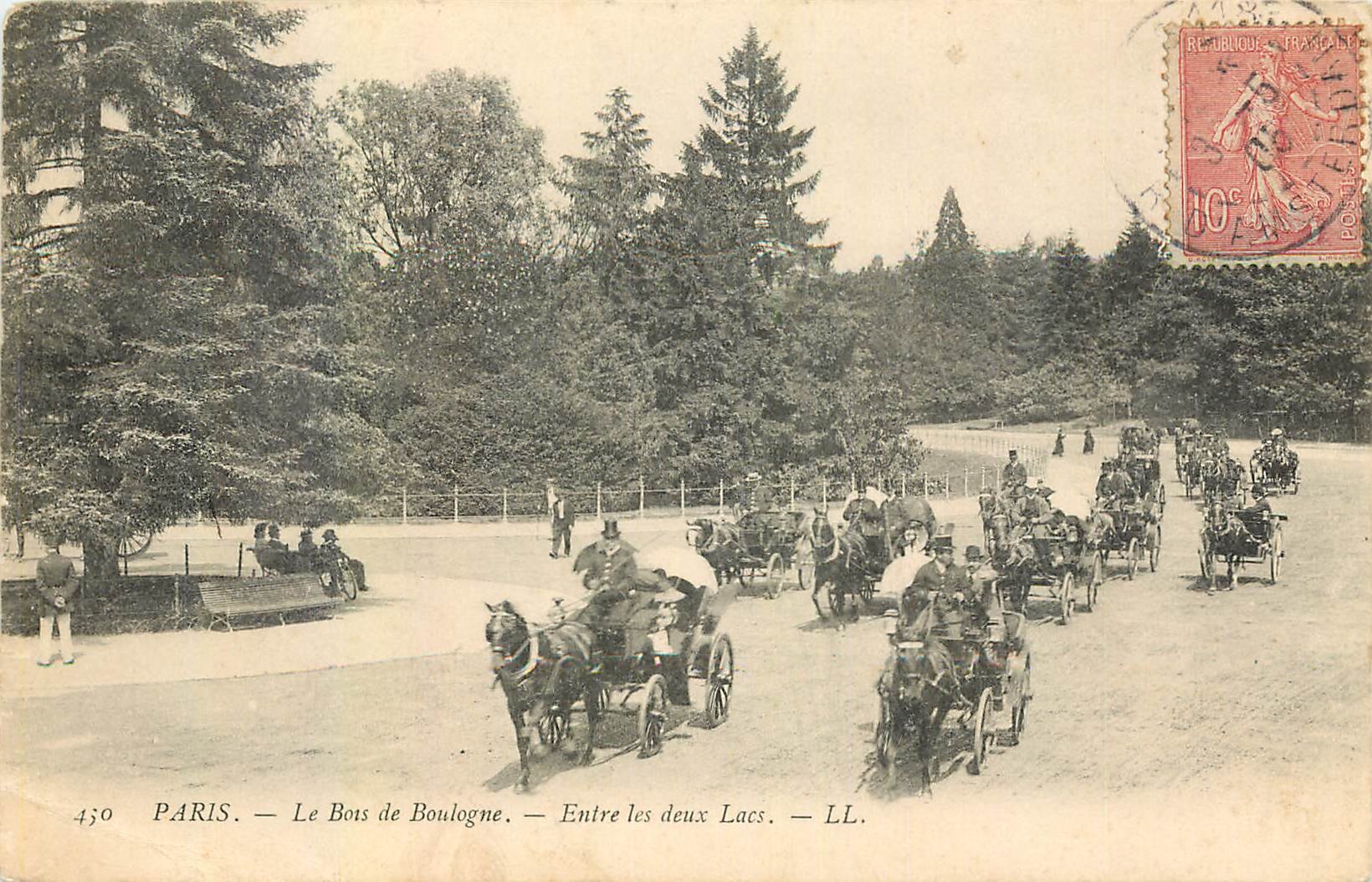 CPA Paris Le Bois de Boulogne Entre les deux Lacs Attelage Chevaux