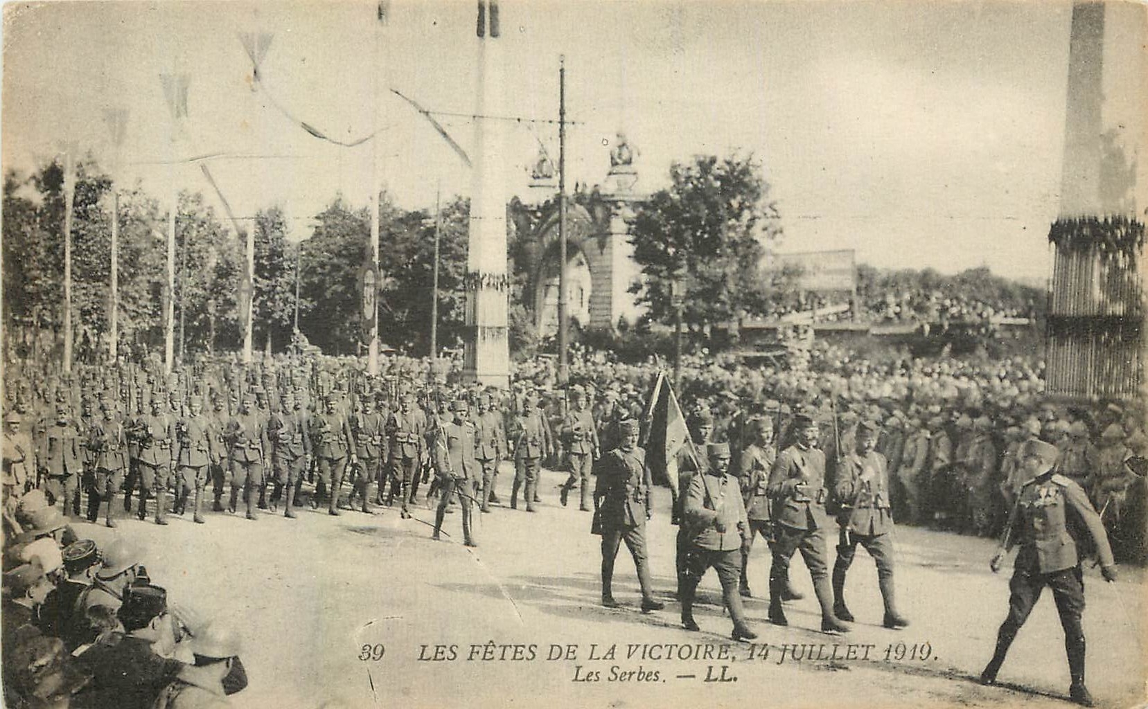 CPA Les Fetes de la Victoire 14 Juillet 1919 les Serbes  Militaria Serbie Sebria