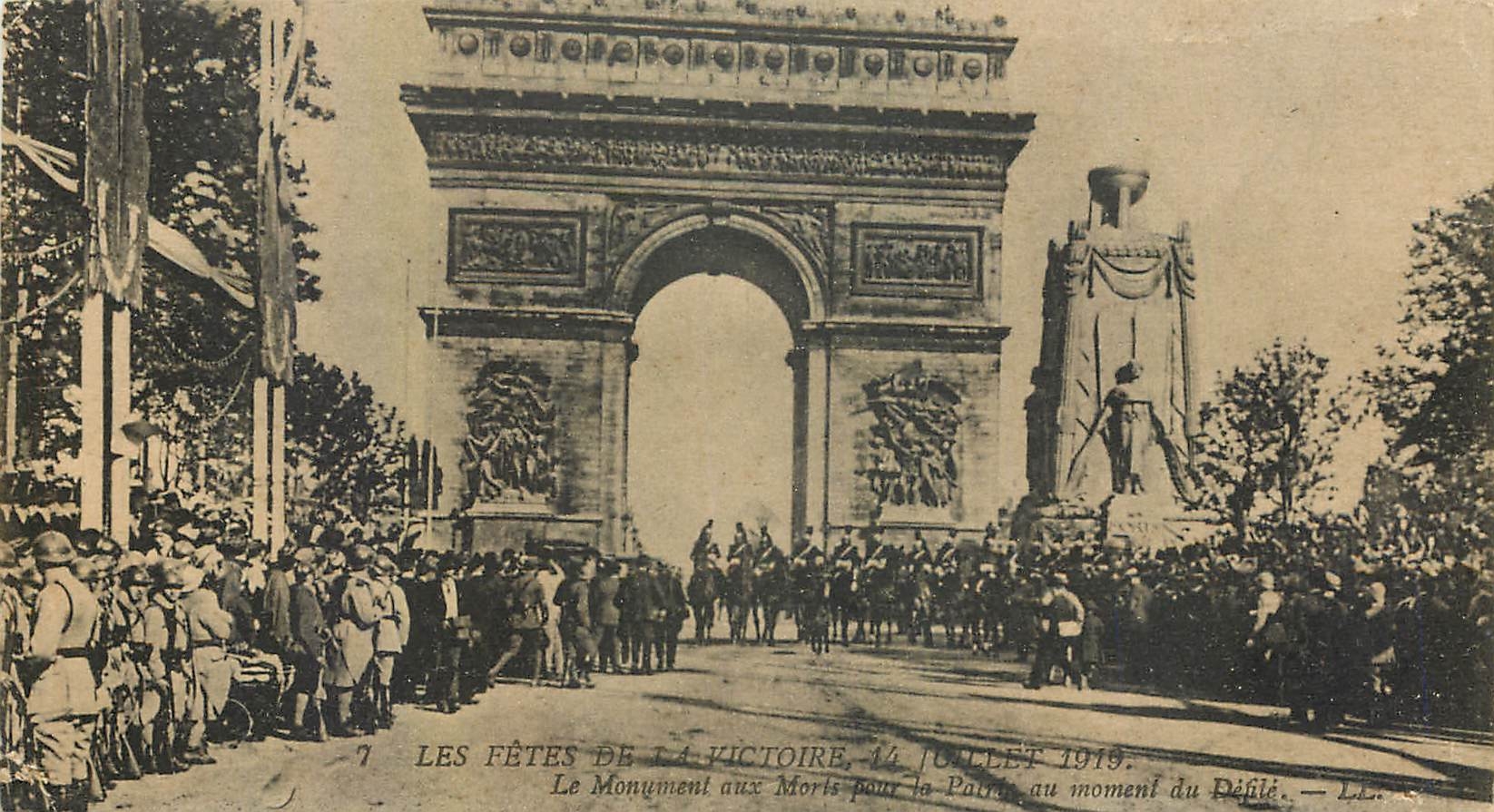 CPA Les Fetes de la Victoire 14 Juillet 1919 le monument aux Morts pour la Patrie 