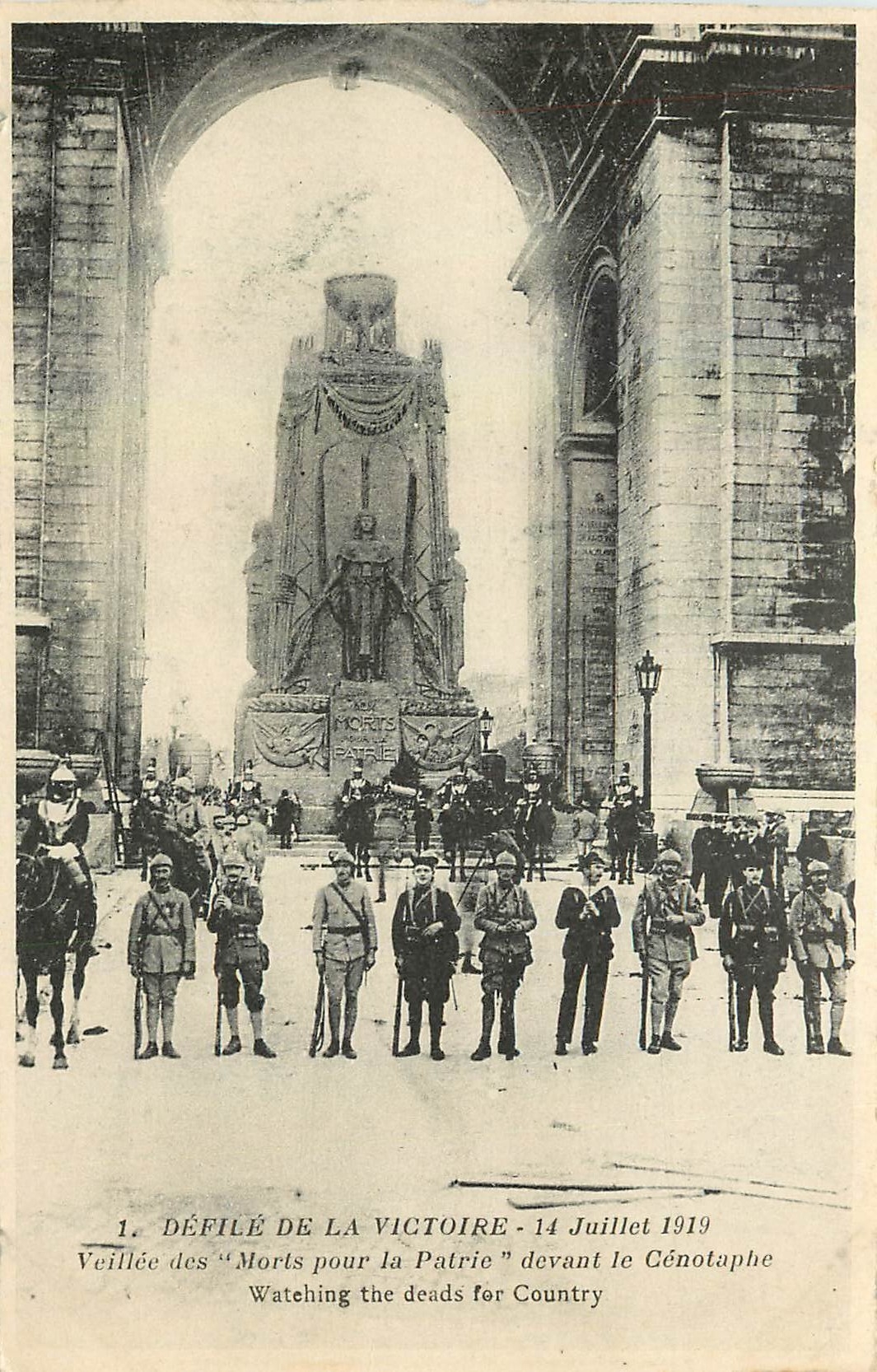 CPA Defile de la Victoire 14 Juillet 1919 Veilles des Morts pour la Partie devant le Cenotaphe 