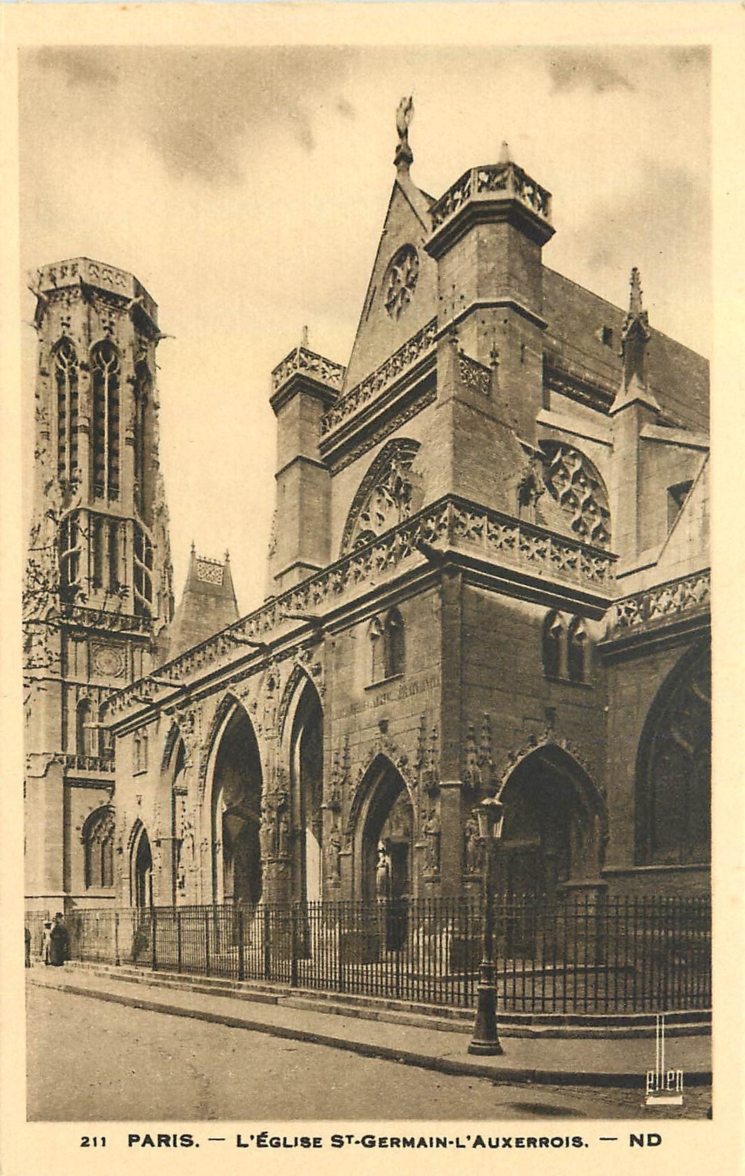 CPA Paris l'eglise St Germain l'Auxerrois 