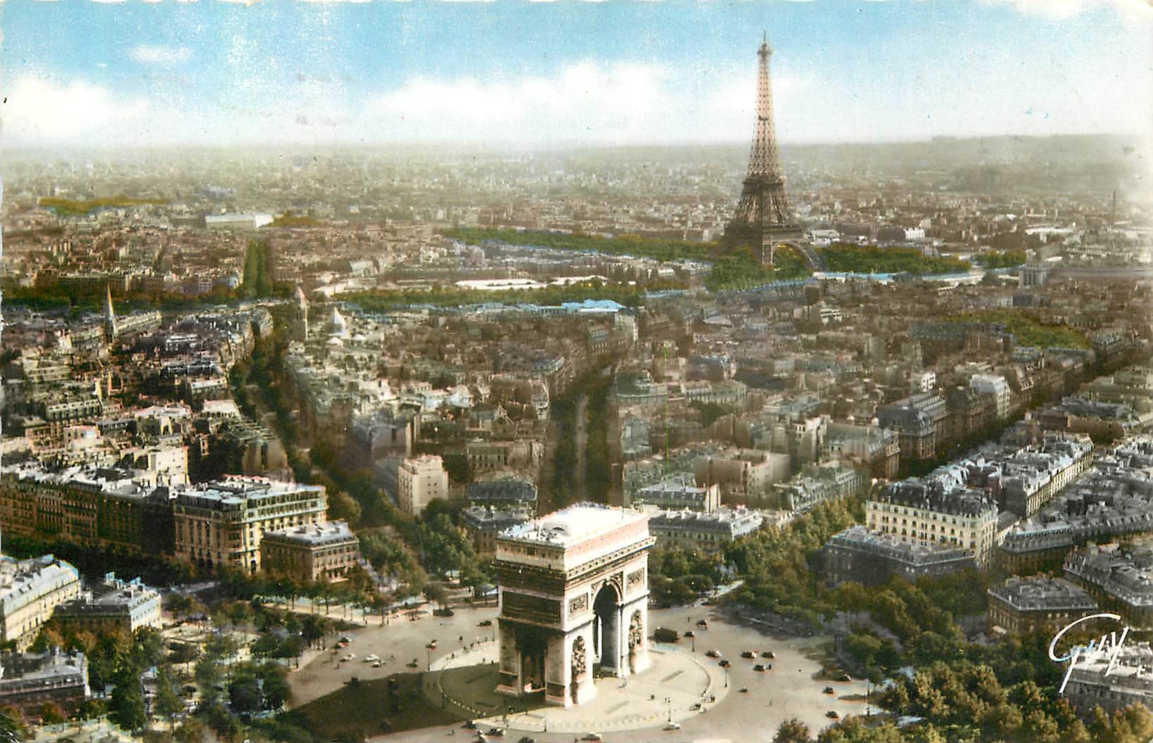 CPA En avion sur Paris le place et l'arc de triomphe de l'Etoile en deuxieme plan la tour Eiffel 