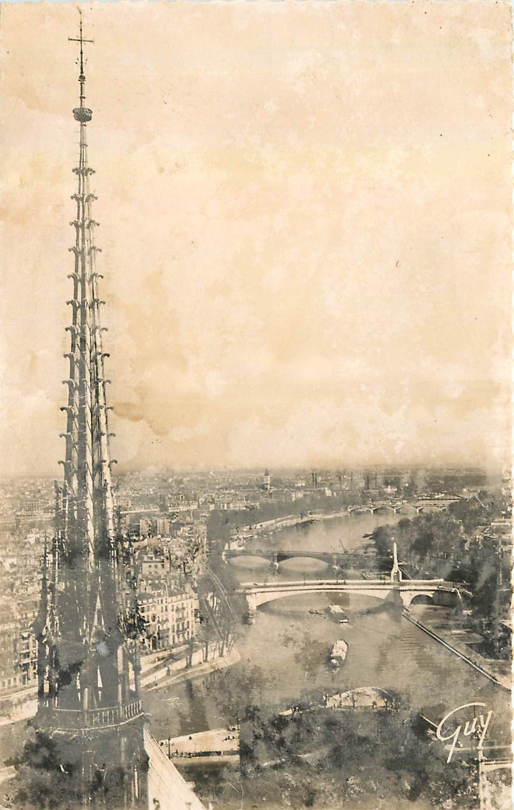 CPA Paris et ses merveilles la fleche de Notre Dame et panorama de la Seine 