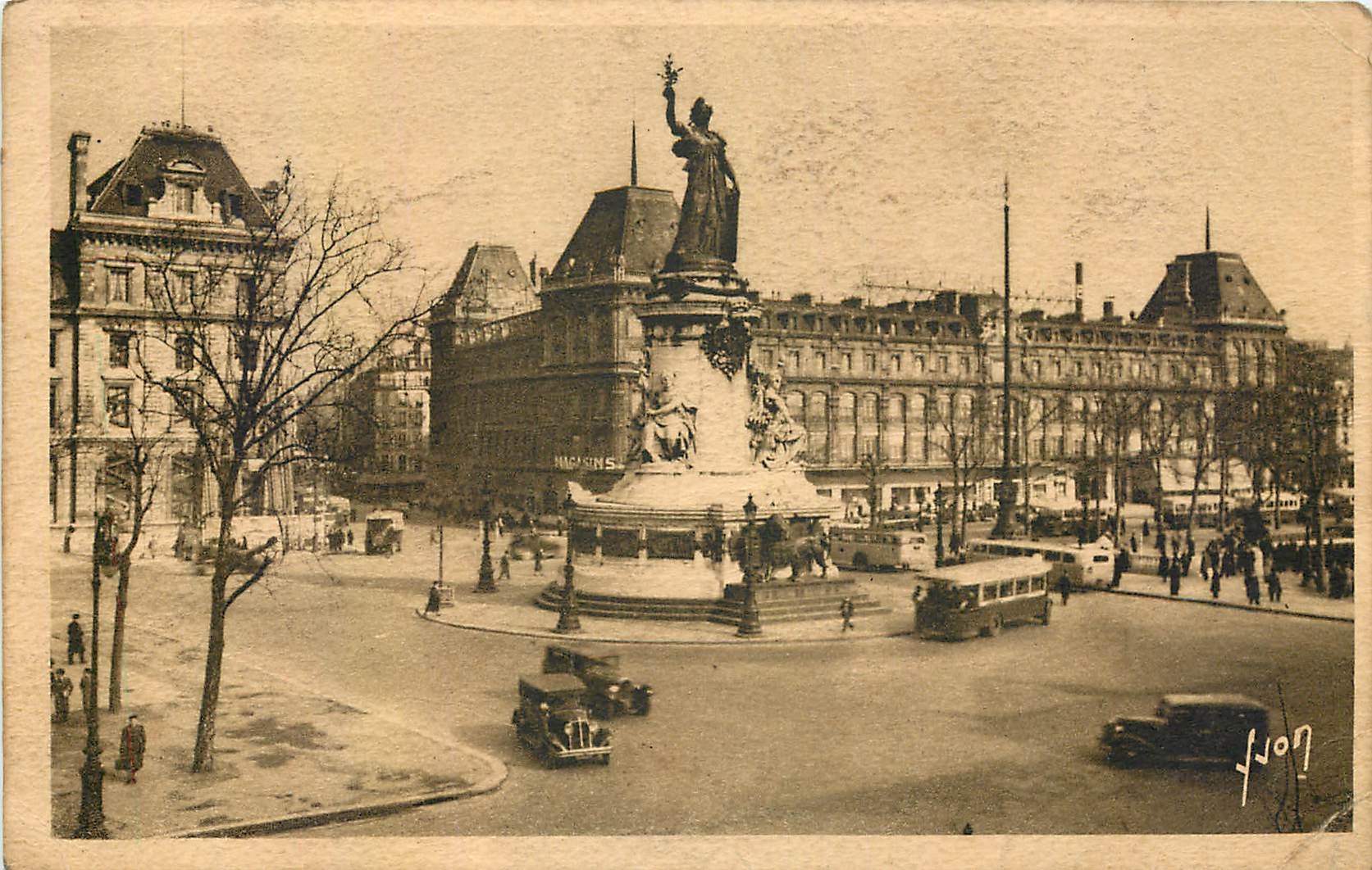 CPA Paris en Flanant Place de la Republique 