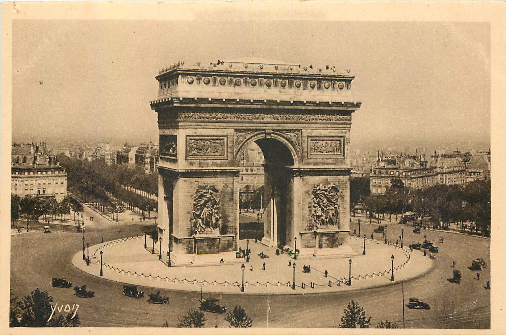 CPA Paris en Flanant l'Arc de Triomphe et la Place de l'Etoile c'est sous ce monument que repose le 
