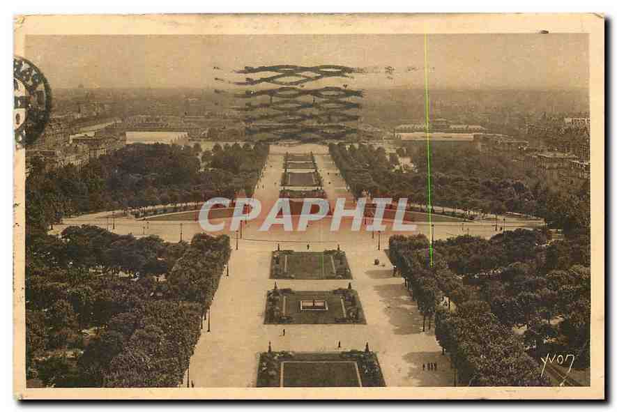 CPA Paris en Flanant vue generale du Champ de Mars dans le fond l'ecole Militaire 