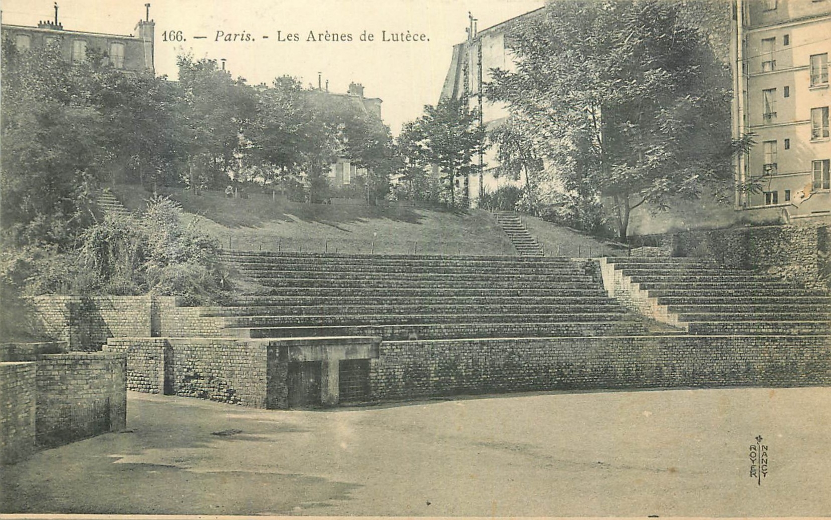 CPA Paris les Arenes de Lutece 