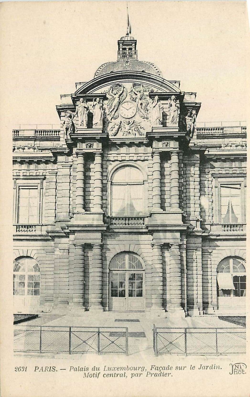 CPA Paris Palais du Luxembourg Facade sur le Jardin Motif centrale par Pradier 