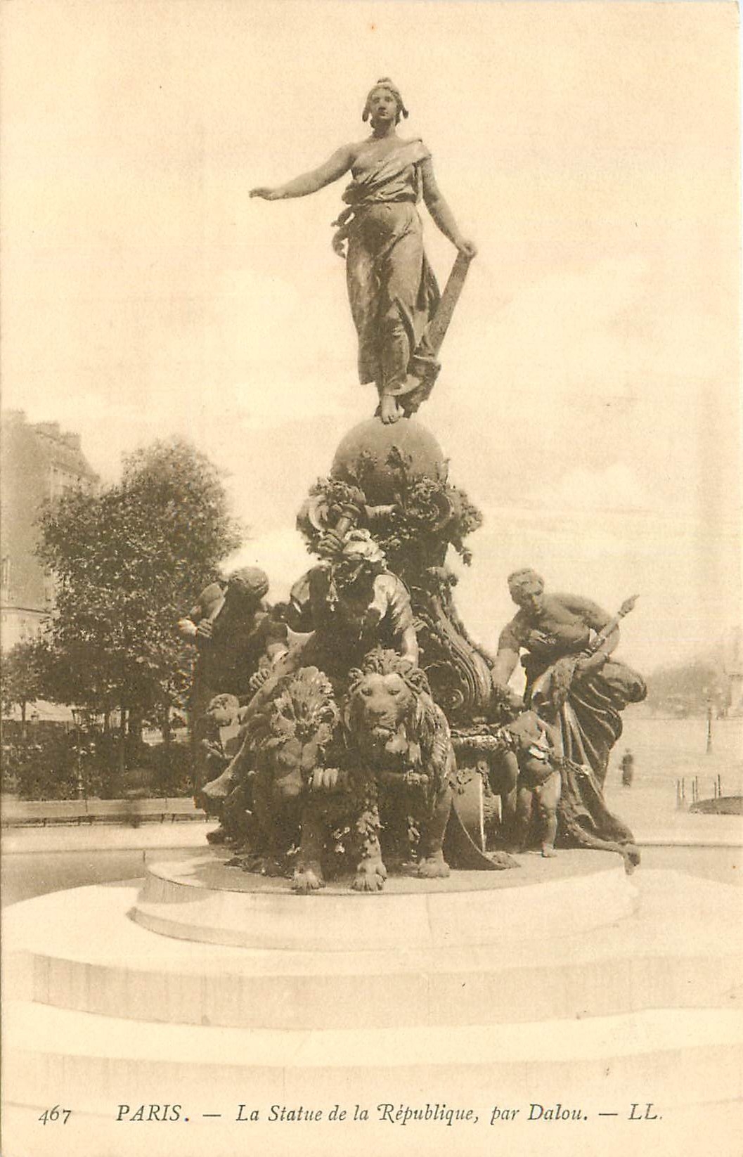 CPA Paris la Statue de la Reoublique par Dalou Lion