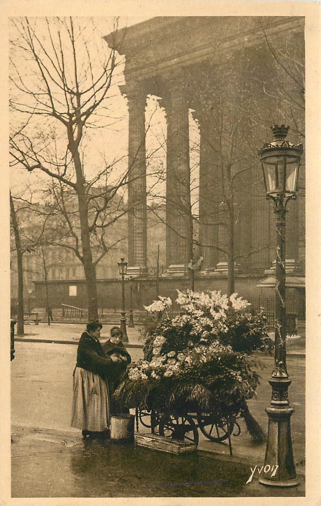 CPA Paris en flanant Marchande de Fleurs Place de la Madeleine 