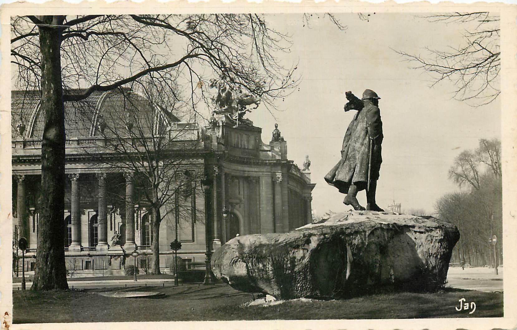 CPA Paris Les Champs Elysees le Grand Palais et la Statue de G Clemenceau 