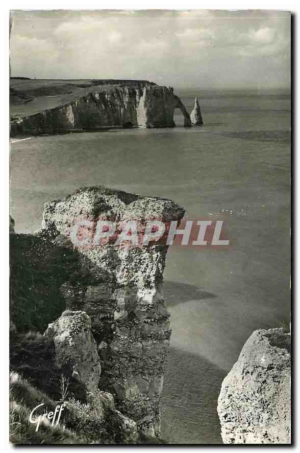CPA En Normandie Etretat Seine Maritime Rochers de la Falaise d'Amont au loin Falaise et Porte d'Ava
