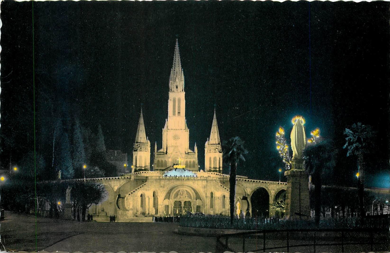 CPA Lourdes La Basilique et la Vierge couronnee illuminee 