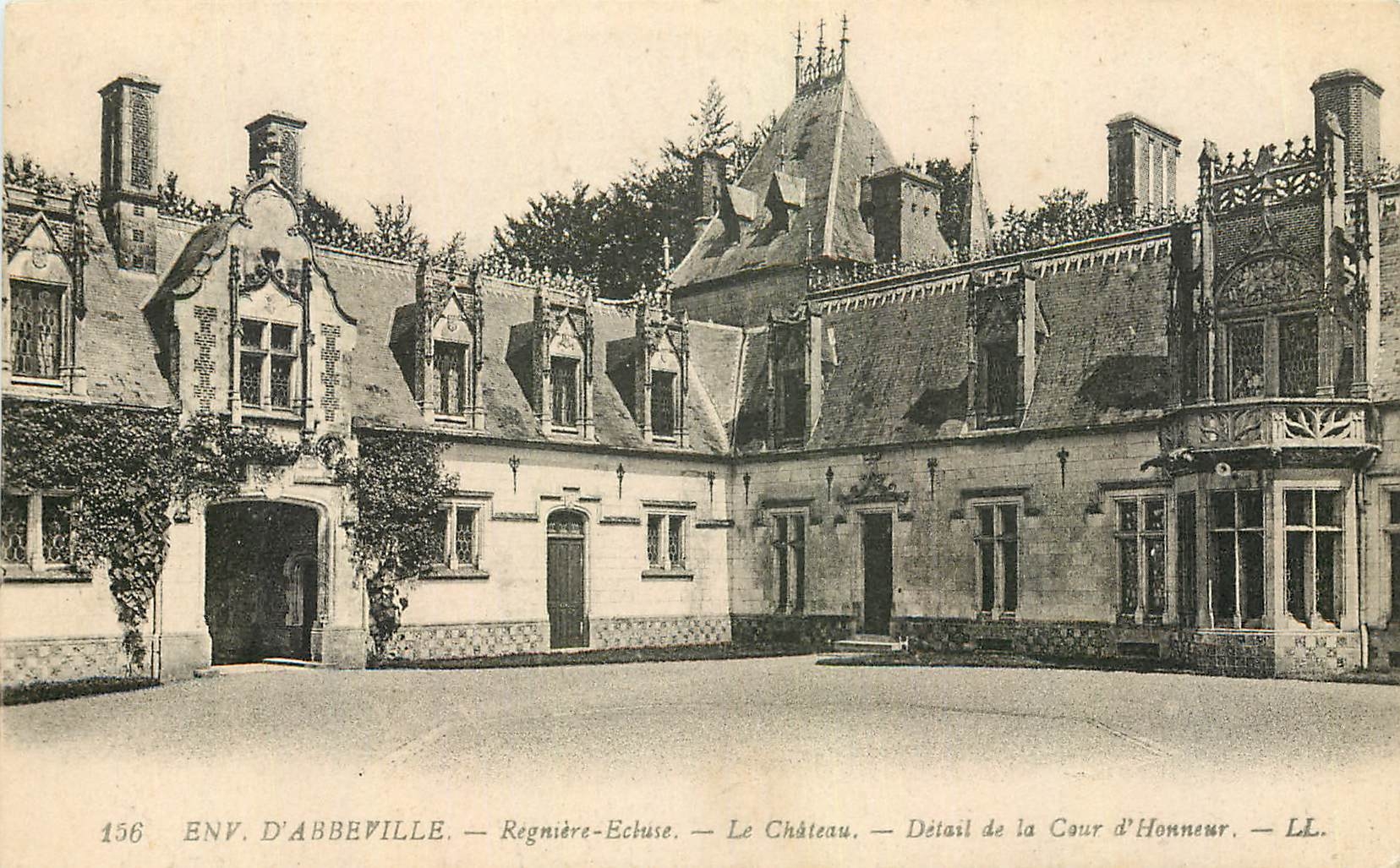 CPA Env d'Abbeville Regniere Ecluse Le Chateau Detail de la Cour d'Honneur 