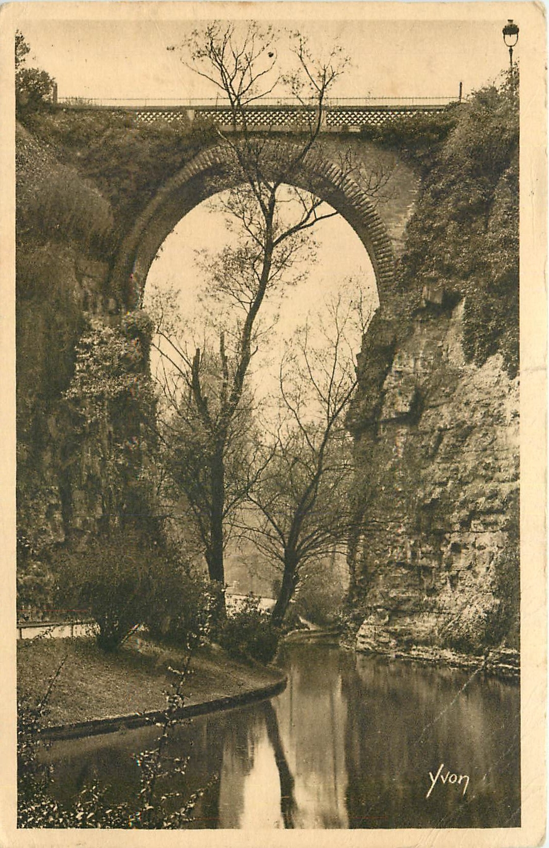CPA Paris en flanant Parc des Buttes Chaumont Pont de Briques 
