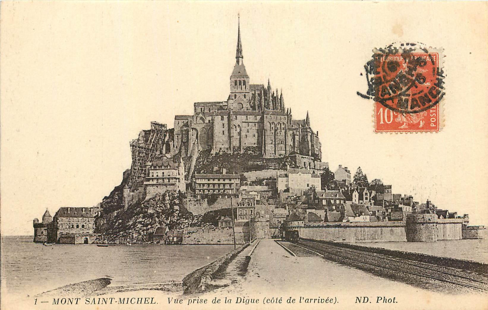 Mont Saint-Michel — Vue prise de la Digue (côté de l'arrivée) — ND. Phot.