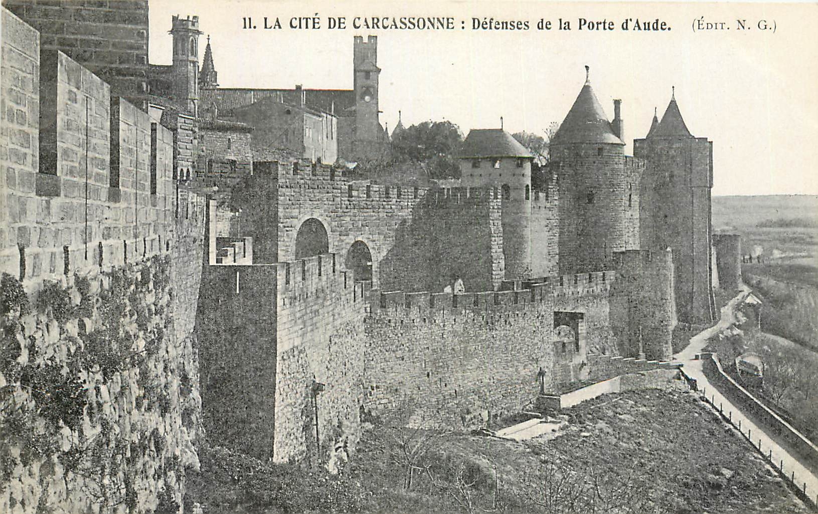CPA La Cite de Carcassonne Defenses de la Porte d'Aude 