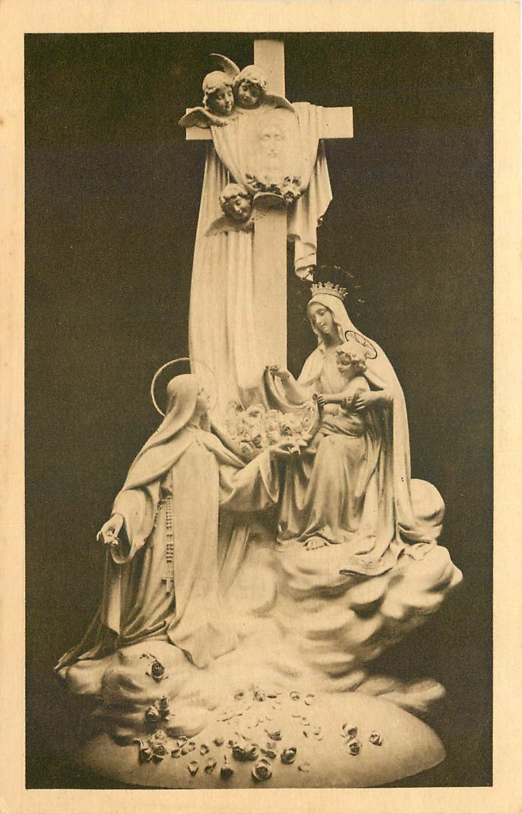 CPA La Chapelle des Carmelites de Lisieux Groupe sculpte dominant le Matre Autel 