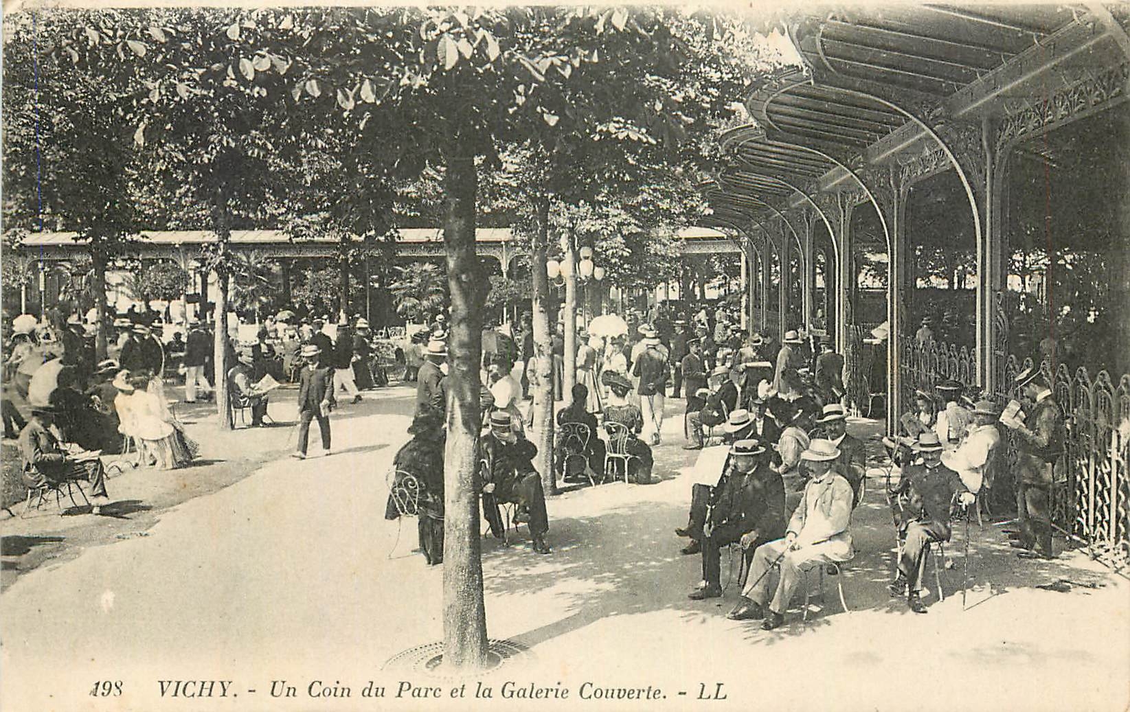 CPA Vichy Un Coin du Parc et la Galerie Couverte 