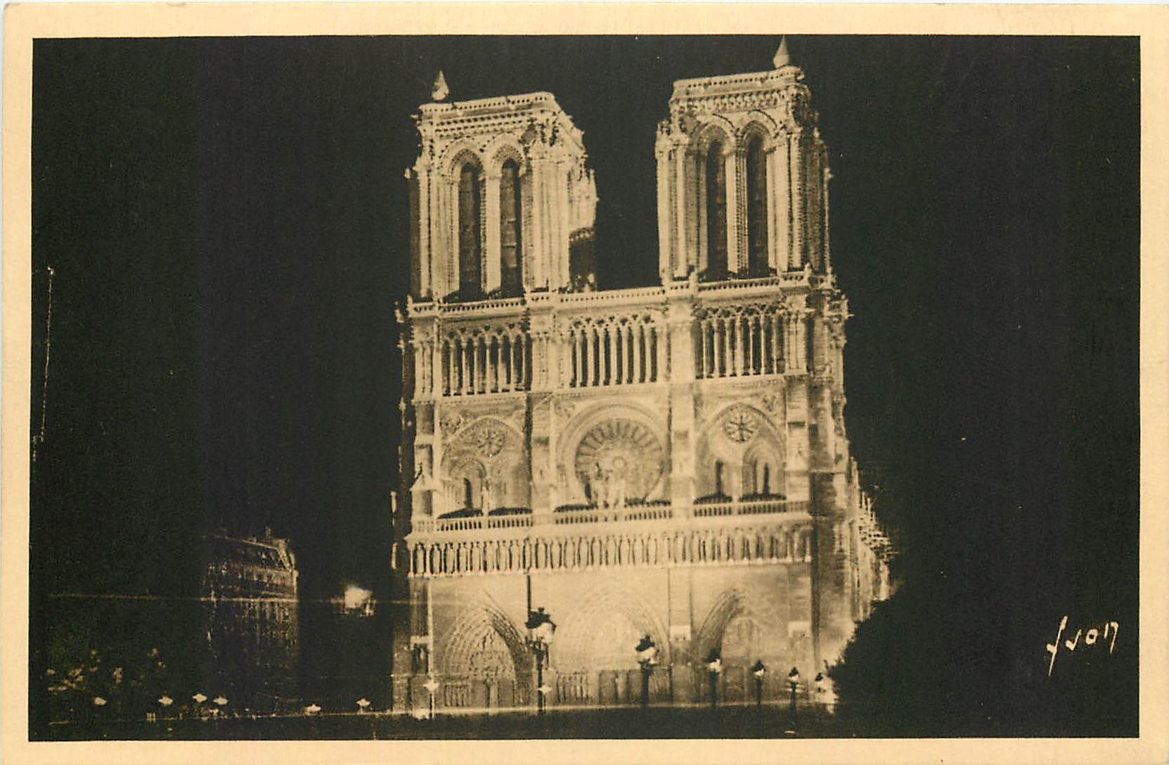 CPA Paris en flanant Notre Dame illuminee La Facade 