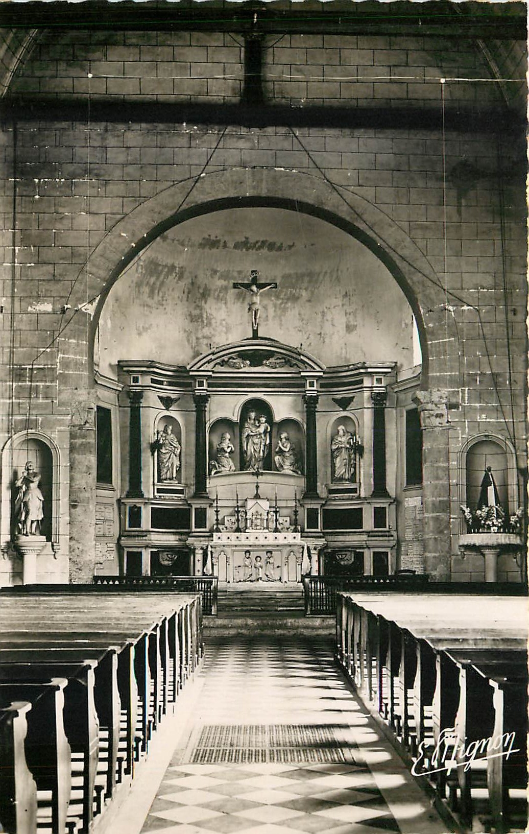 CPA Ferrieres en Gatinais Loiret interieur de la Chapelle Notre dame de Bethfeem fondee en l'an 44 p