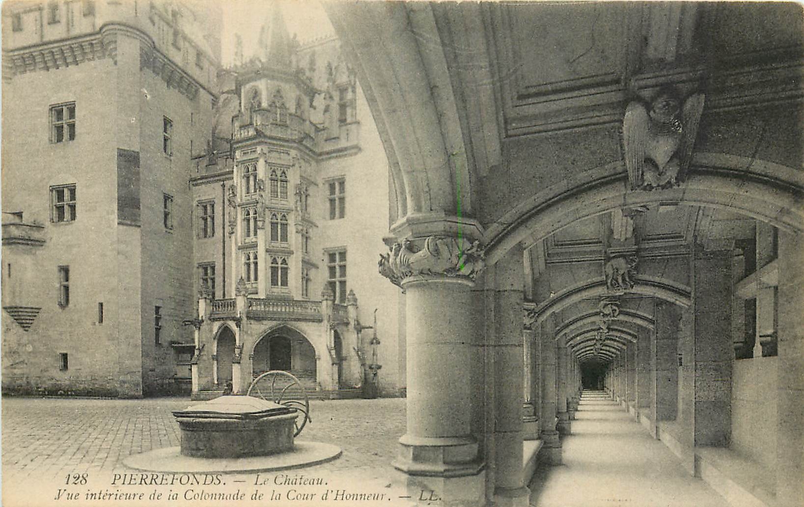 CPA Pierrefonds le Chateau vue interieure de la Colonnade de la Cour d'Honneur 