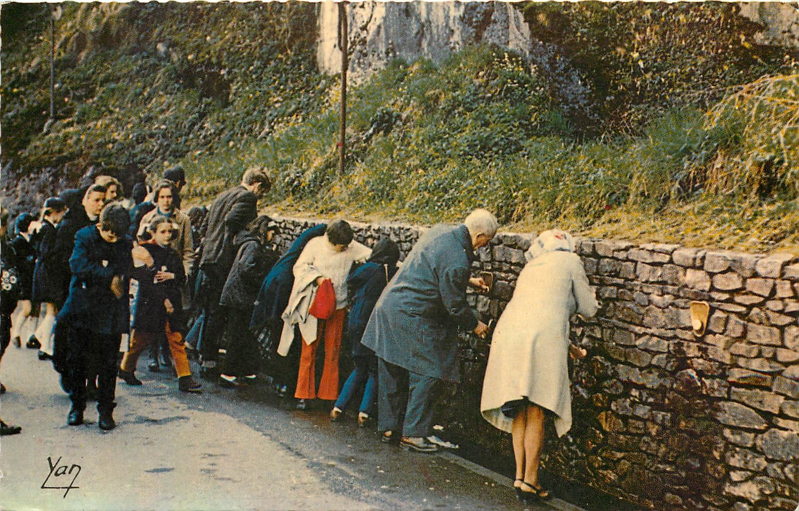 CPA Lourdes les fontaines a l'eau miraculeuse 