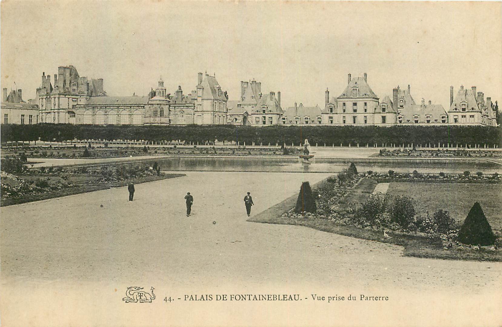 Palais de Fontainebleau — Vue prise du Parterre — Éditeur CPAPHIL, n° 44