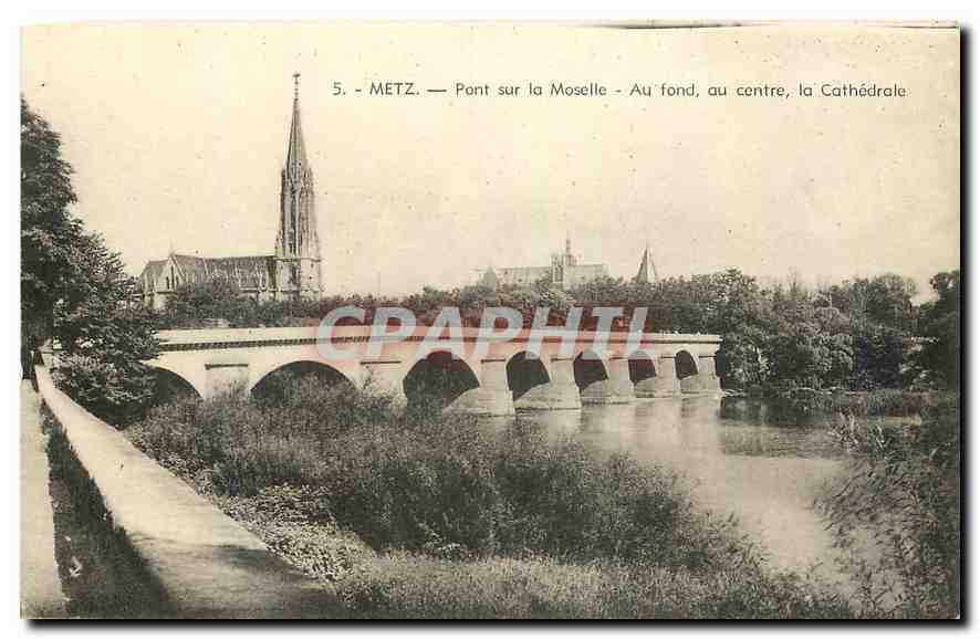 CPA Metz Pont sur la Moselle au fond au centre la Cathedrale 