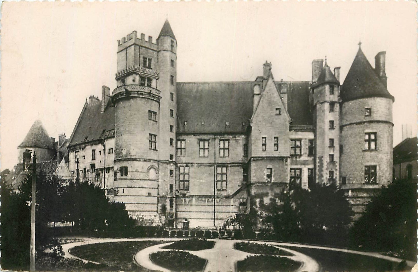 CPA Bourges Cher Palais Jacques Coeur Vue prise de la Place du Berry 