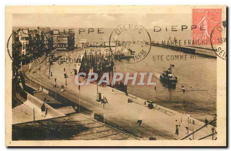 CPA Le Treport L'Entree du Port et le Quai Francois I Bateaux de peche