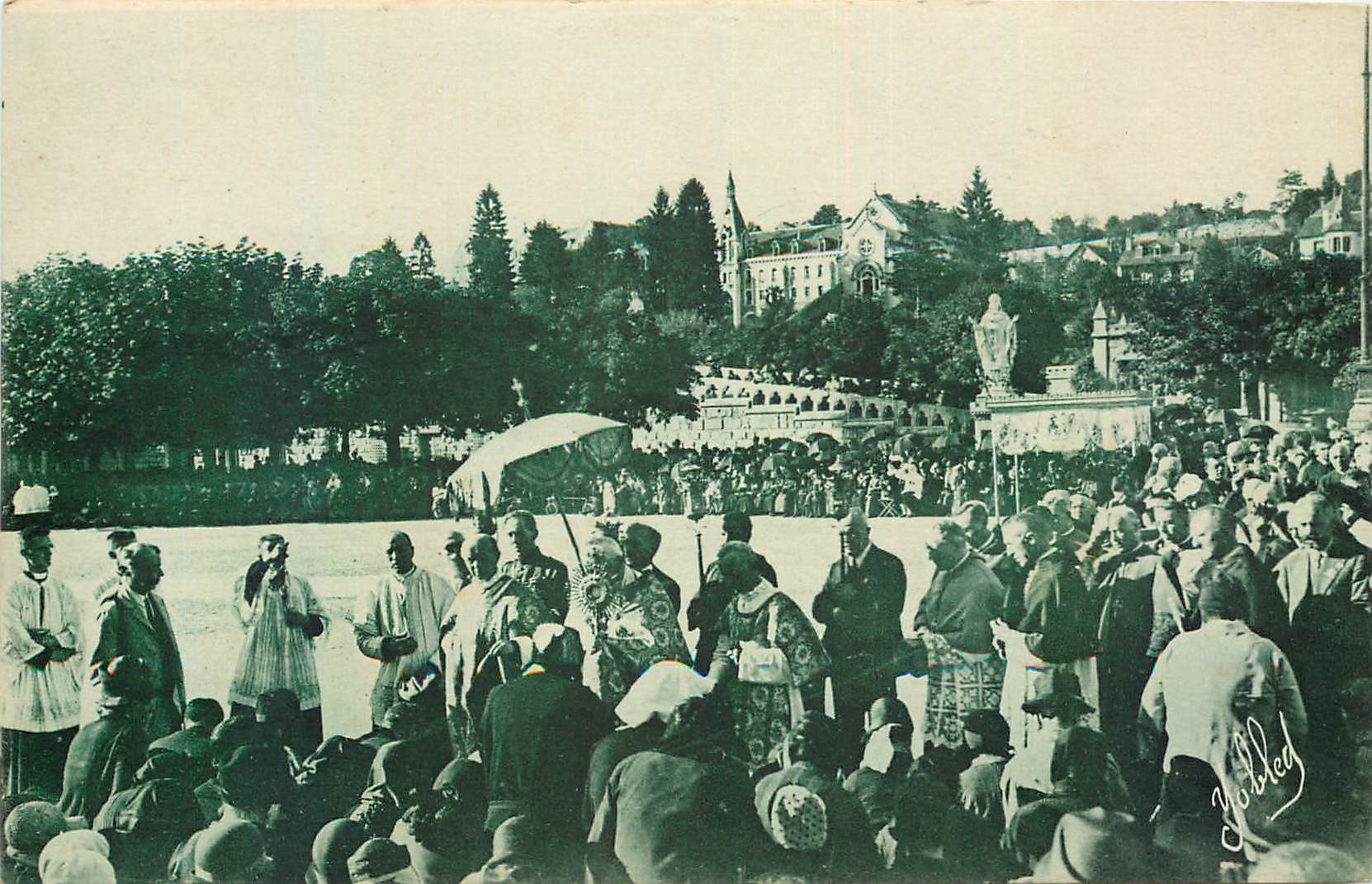 CPA Lourdes Hautes Pyrenees La Procession sur l'Esplanade Le Saint Sacrement 