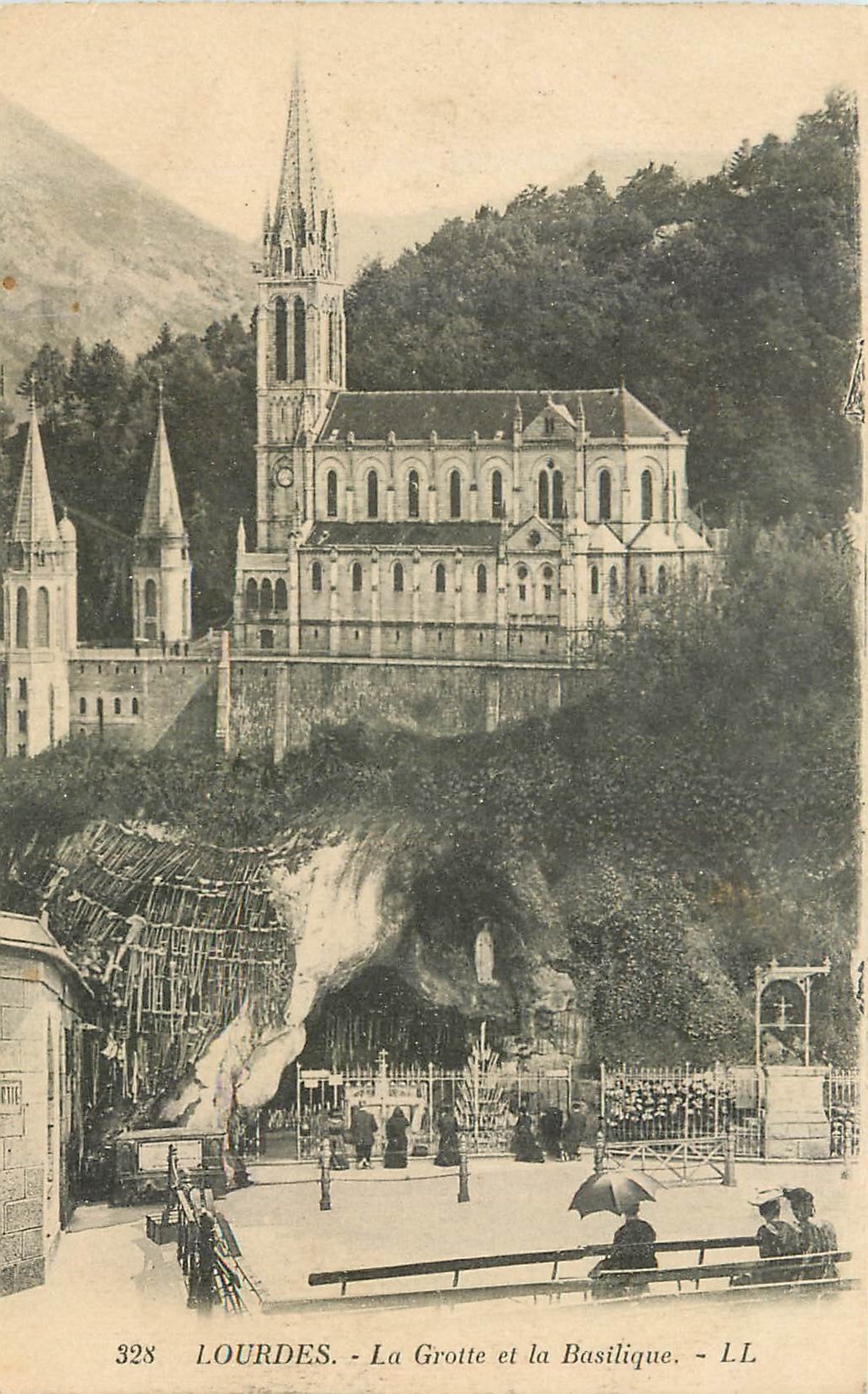 CPA Lourdes La Grotte et la Basilique 