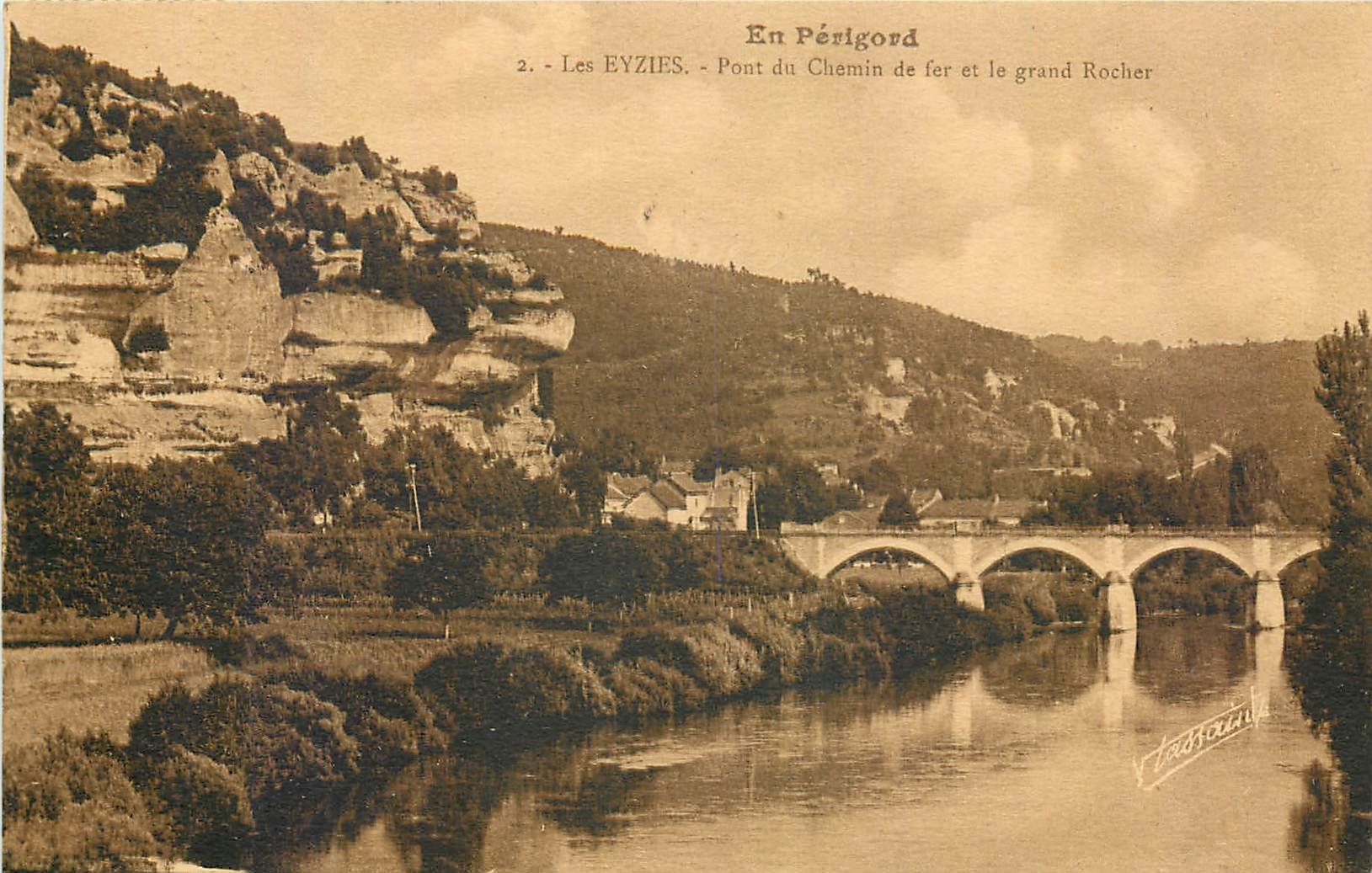 Les EYZIES - Pont du Chemin de fer et le grand Rocher — En Périgord — Photo V. Tassouin